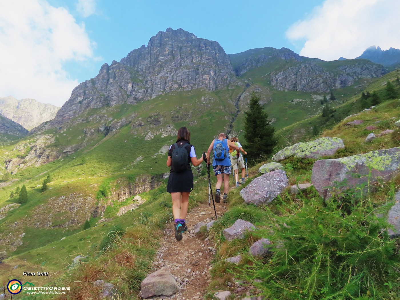 14 In alto a dx spunta la cima del Monte Valletto (2372 m).JPG